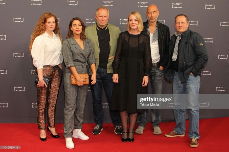 HAMBURG, GERMANY - OCTOBER 03: Anja Antonowicz, Almila Bagriacik, Axel Milberg, Katrin Wichmann, Andreas Kleinert and Thomas Kuegel attend the 'Borowski und das Glueck der Anderen' premiere during the Film Festival on October 03, 2018 in Hamburg, Germany. (Photo by Tristar Media/Getty Images)